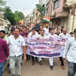 विद्युत कार्यालय के सामने स्मार्ट मीटर तोड़ा, ज्ञापन की जगह चिमनी सौंपा और मुख्यमंत्री का जलाया पुतला