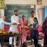 रवेली में शाला प्रवेश उत्सव मनाया गया, सभापति प्रणव शर्मा ने बैग देकर एवं मिठाई खिलाकर बच्चों का स्वागत किया