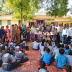 पहंदा(झ) शाला प्रवेशोत्सव में BRCC द्वारा बच्चों का मुंह मीठा कर स्वागत