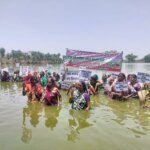 खाद-बीज और आवास की मांग पर तालाब में उतरे किसान और आवास हितग्राही लक्ष्मी सागर में जल सत्याग्रह शुरू