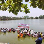 दो घंटे बाद जनपद सीईओ एवं कृषि अधिकारी के आश्वासन के बाद तालाब से वापस निकले जल सत्याग्रही