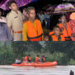तेज बहाव के आगे नहीं झुके रेस्क्यू वीर… पुलिस-एसडीआरएफ के जांबाज़ों ने 5 घंटे के साहसिक अभियान में पति-पत्नी और तीन बच्चों समेत पूरे परिवार को सुरक्षित बचाया।