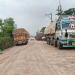सड़क किनारे खड़े ट्रकों से हादसे का खतरा, गुरुकृपा फीड्स के बाहर दोनों ओर वाहनों की कतार
