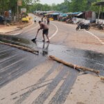 जतमई मंदिर के पास सड़क पर बिखरे डामर आइल से कई राहगीर गिर के हुए चोटिल,,,,,, निर्माण कंपनी की घोर लापरवाही आई सामने ,,,
