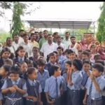 CG News: जर्जर स्कूल भवन के विरोध में ग्रामीणों का हंगामा
