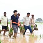 “माटी से मेरा रिश्ता कल भी था, आज भी है…” खेत में रोपा