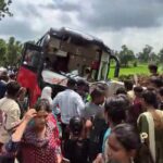 भूतेश्वरनाथ से लौट रही श्रद्धालुओं की बस पुल से टकराई, टला बड़ा हादसा,मौके पर पुलिस; बस हटाकर लंबा जाम खुलवाने में जुटी