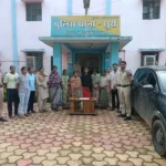 प्रसिद्ध जतमई धाम में महिला के गले से 3 लाख की सोने की चेन स्नेचिंग, चेकिंग प्वाइंट पर काले रंग की कार रोककर पुलिस ने पकड़ा,,,