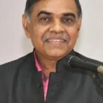 पंडित रविशंकर शुक्ल वि वि से सेवानिवृत कक्ष अधिकारी डा कोमल प्रसाद राठौर की हिंदी ग़ज़ल संग्रह अनुग्रह का विमोचन