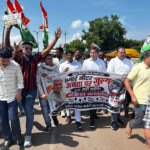 पाटन में स्मार्ट मीटर के विरोध में कांग्रेस का जोरदार प्रदर्शन, चैतन्य बघेल की उपस्थिति में स्मार्ट मीटर तोड़कर जताया विरोध