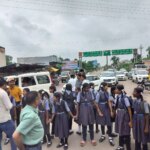 शौचालय की मांग को लेकर आत्मानंद स्कूल के बच्चों का चक्काजाम, मौके पर नहीं पहुंचा प्रशासन