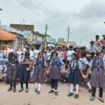 शिक्षा मंत्री और अधिकारियों को मौके पर बुलाने की मांग पर अड़े स्कूली छात्र-छात्राएं