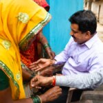 टोनही के संदेह में प्रताड़ित महिलाओं ने डॉ. दिनेश मिश्र को राखी बाँधी