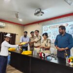 CG NEWS: यातायात पुलिस जवानों को 400 रेनकोट वितरित, उर्मिला