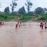 CG NEWS: जान जोखिम में डाल नदी पार कर स्कूल जा रहे बच्चे,