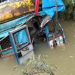 CG NEWS : 60 फीट नीचे नाले में गिरा ट्रक, केबिन में फंसे