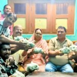 तीज पर सरपंच की अनोखी सौगात, मटंग के हर घर पहुंचा करेला