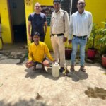 कच्ची महुआ शराब पर आबकारी का बड़ा शिकंजा, 9 लीटर शराब के साथ आरोपी गिरफ्तार