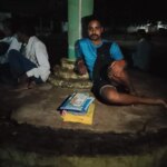 महुदा में राशन के लिए सुबह 4 बजे से कतार में लग रहे ग्रामीण, महीने में महज 5 दिन खुलती है दुकान