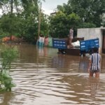 लगातार बारिश से खारुन नदी उफान पर, केसरा में घरों तक पहुंचा पानी; निपानी स्कूल भी जलमग्न