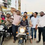 बुलेट पर सवार होकर भोलेनाथ की शरण में निकले आचार्य पं. युवराज पांडेय ,भूतेश्वरनाथ चौक पर गूंजा “बोल कालिया धीरे-धीरे”, पुष्पवर्षा से हुआ भव्य स्वागत