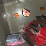 रजनकटा में दिनदहाड़े चोरी 80 हजार नगदी और ढाई लाख का सोना चांदी उडा ले गया ,,,चोर,,,,साबुत मिटाने चोर ने पूरे बेडरूम, बिस्तर और अलमारी में छिड़के मिर्ची पाउडर ,,,,,