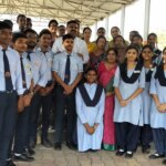 बच्चों को देखकर शिक्षा मंत्री ने रोका काफिला, आत्मानंद स्कूल में विकास कार्यों की घोषणा