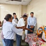 बाल आश्रम में महात्मा गांधी और लाल बहादुर शास्त्री की